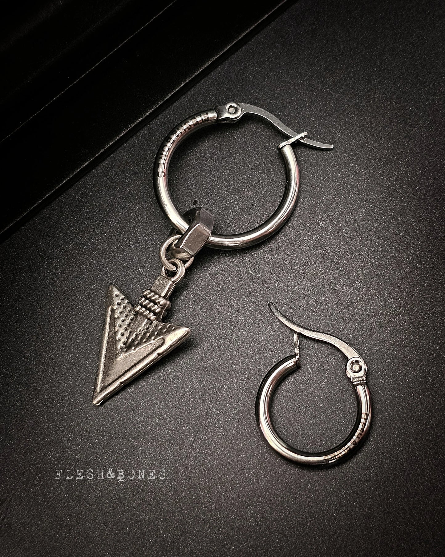 SHORT ARROW mono-earring