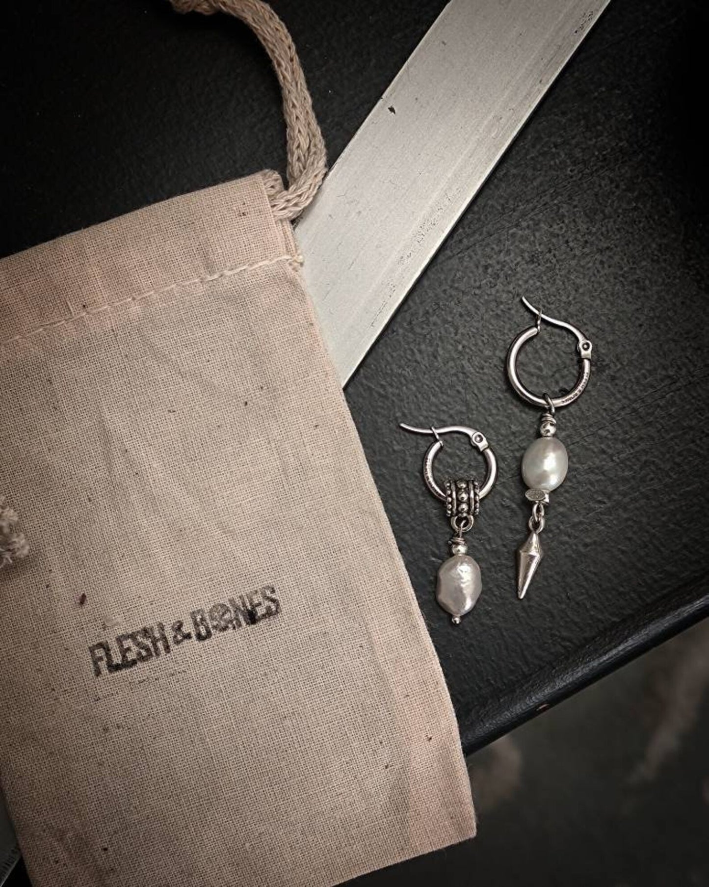 PEARLS PACK 2 mono earrings + 1 bag