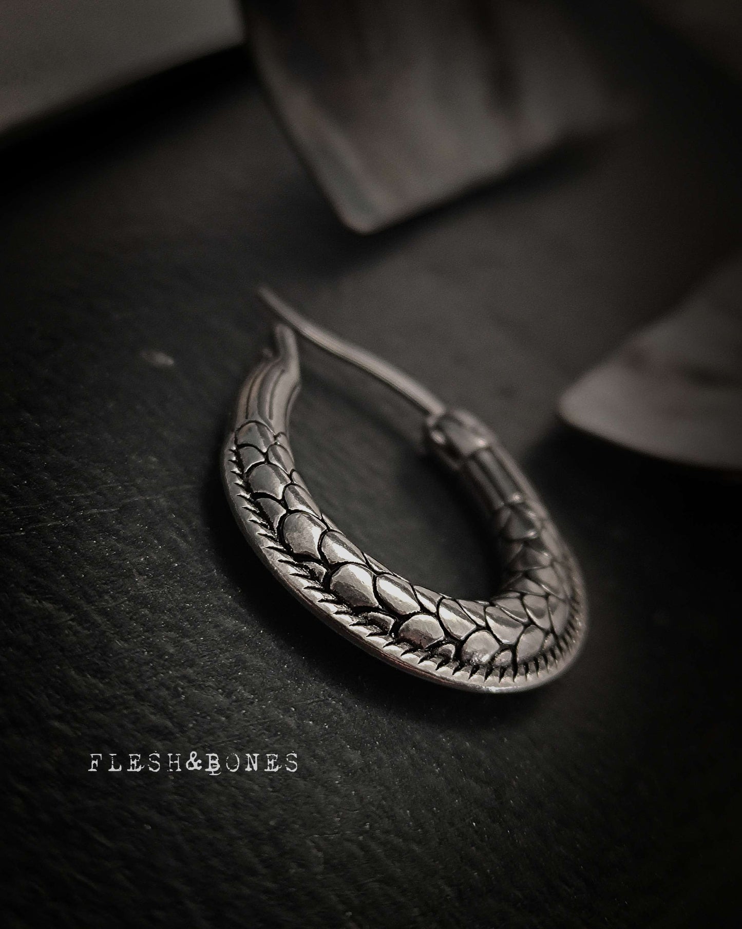 DRAGON TAIL mono-earring