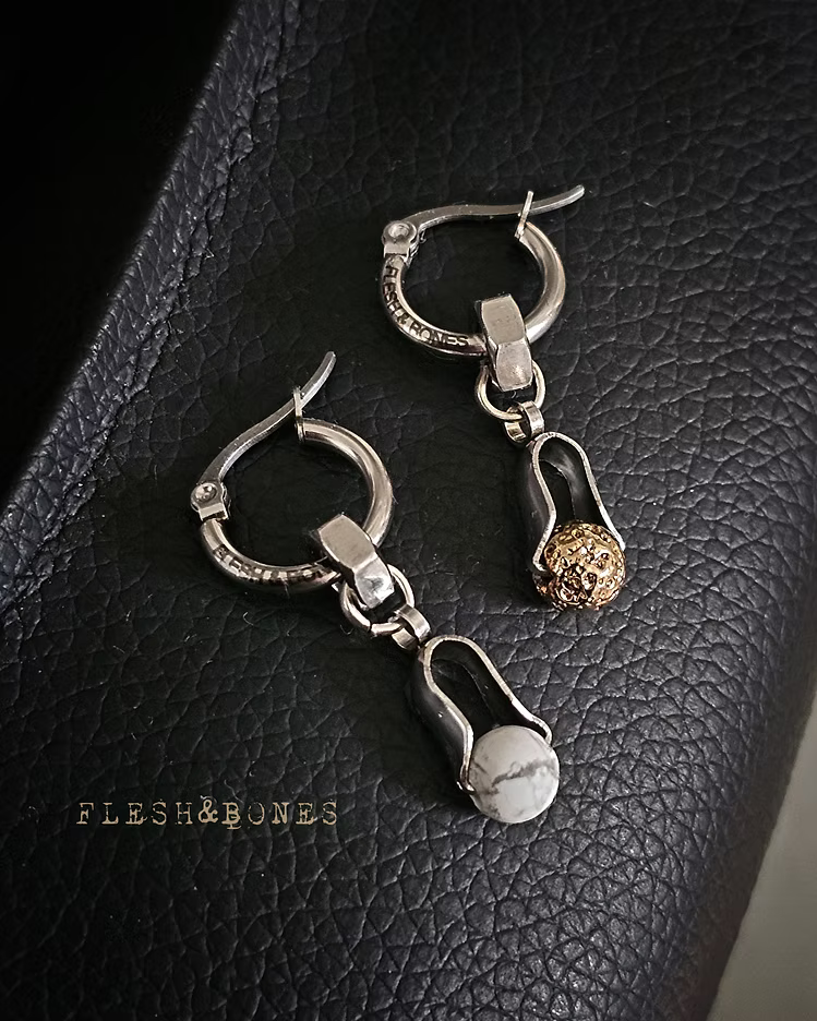 SHADOW & DUST mono-earring