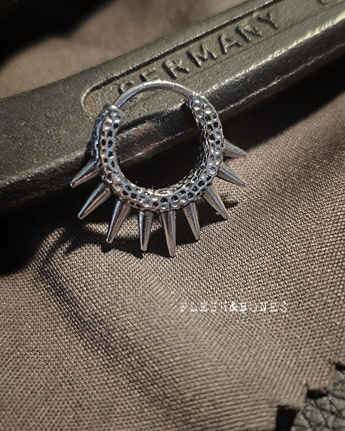 HELIOS mono-earring