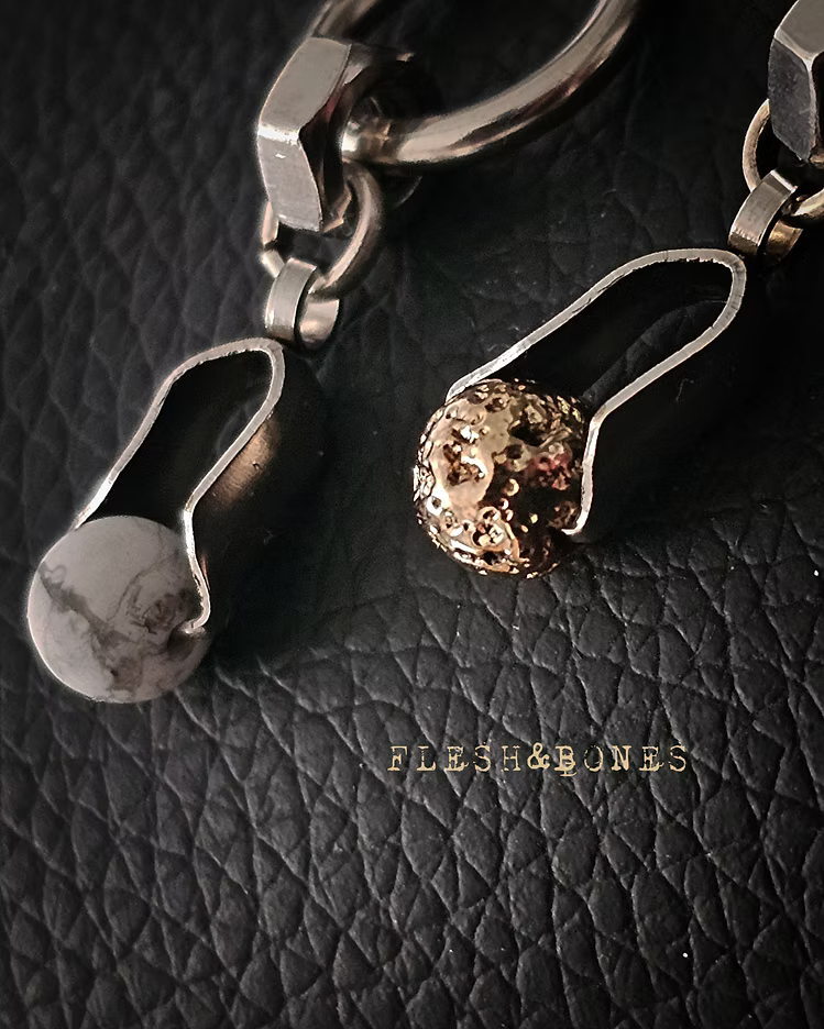 SHADOW & DUST mono-earring