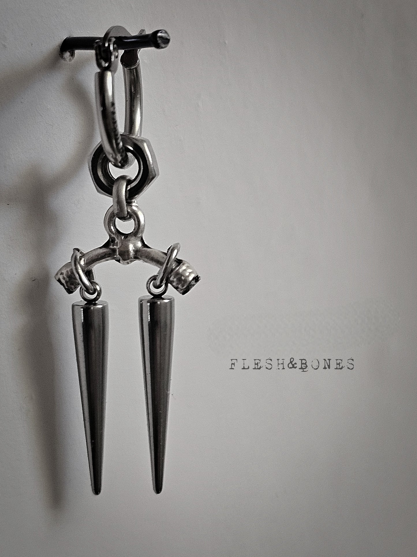 DOUBLE TROUBLE mono-earring