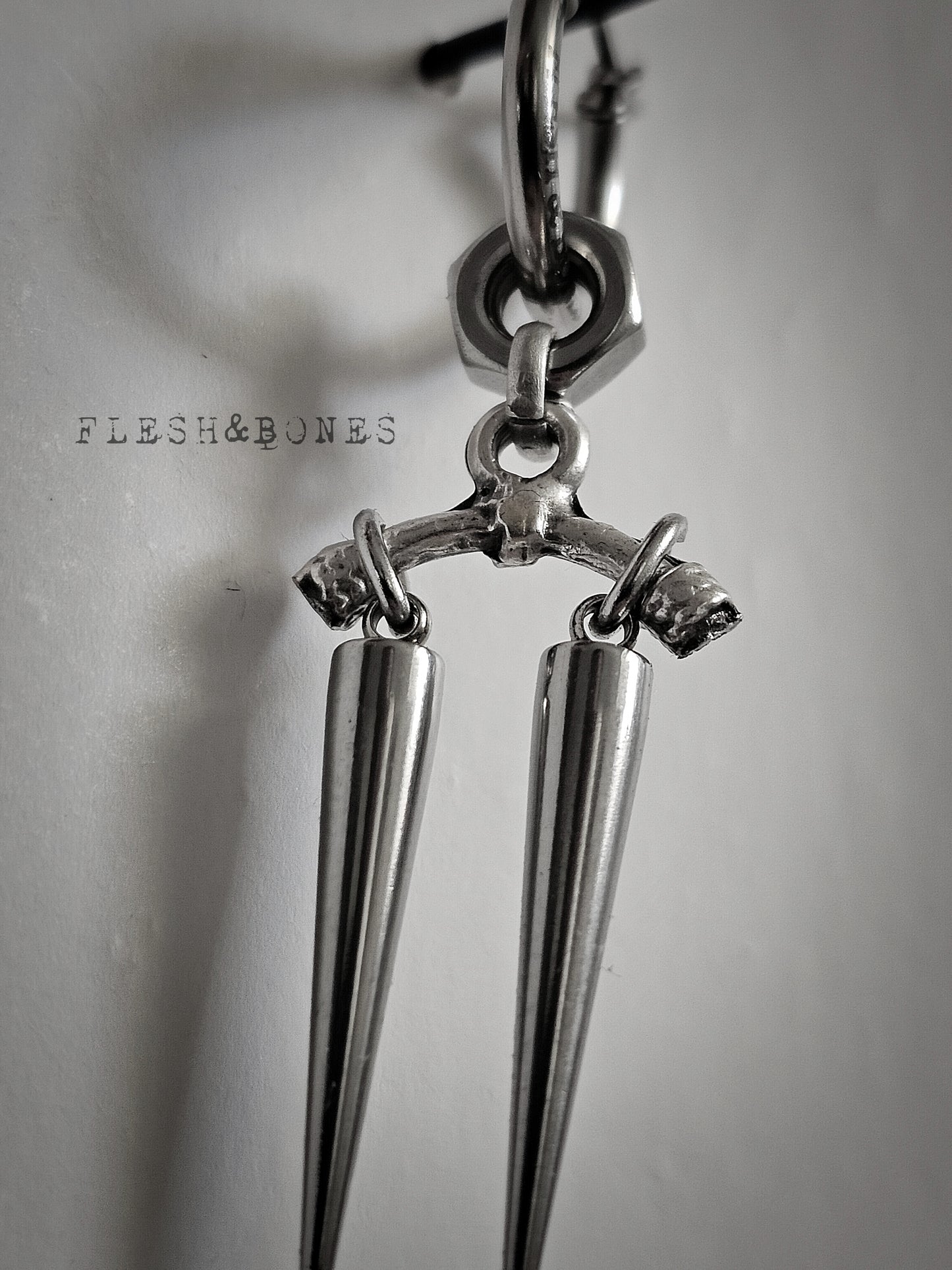 DOUBLE TROUBLE mono-earring