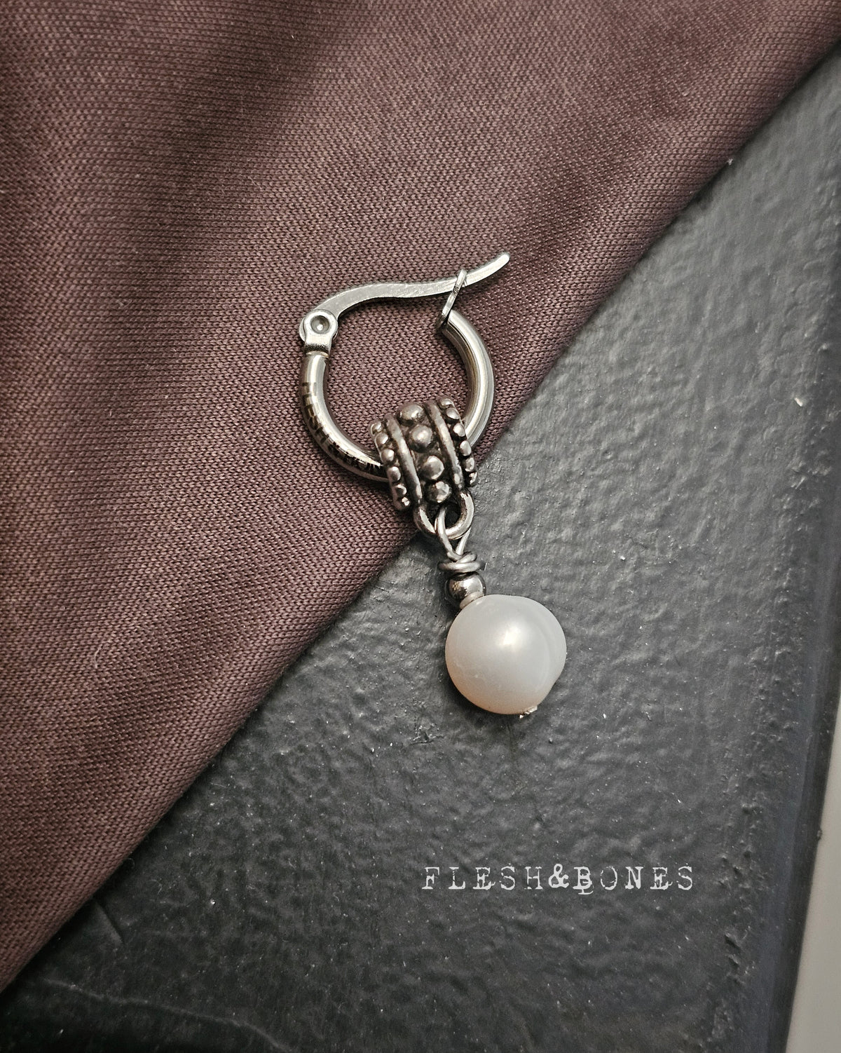 CORSAIR PEARL mono-earring