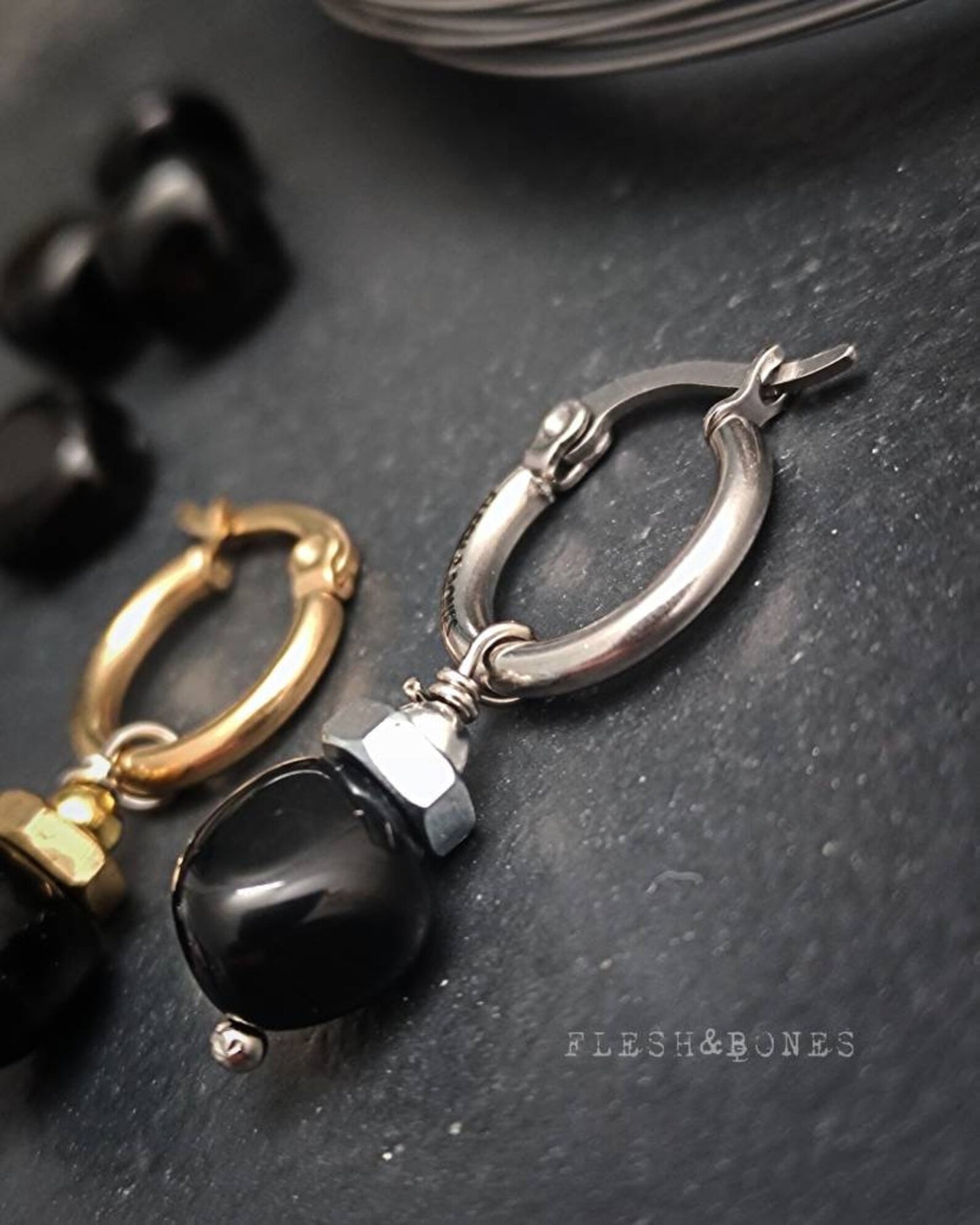 DARK ONYX mono-earring