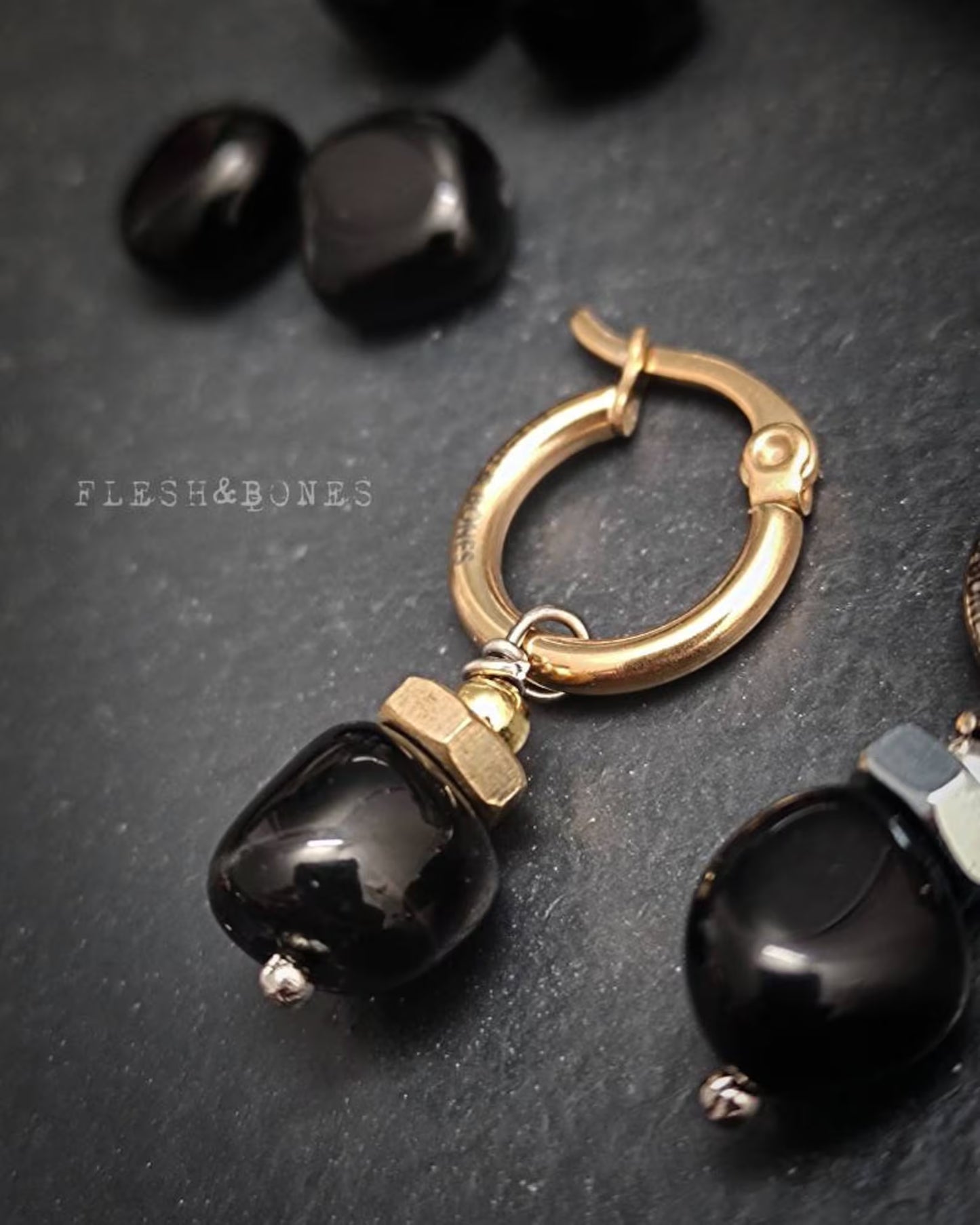 DARK ONYX mono-earring