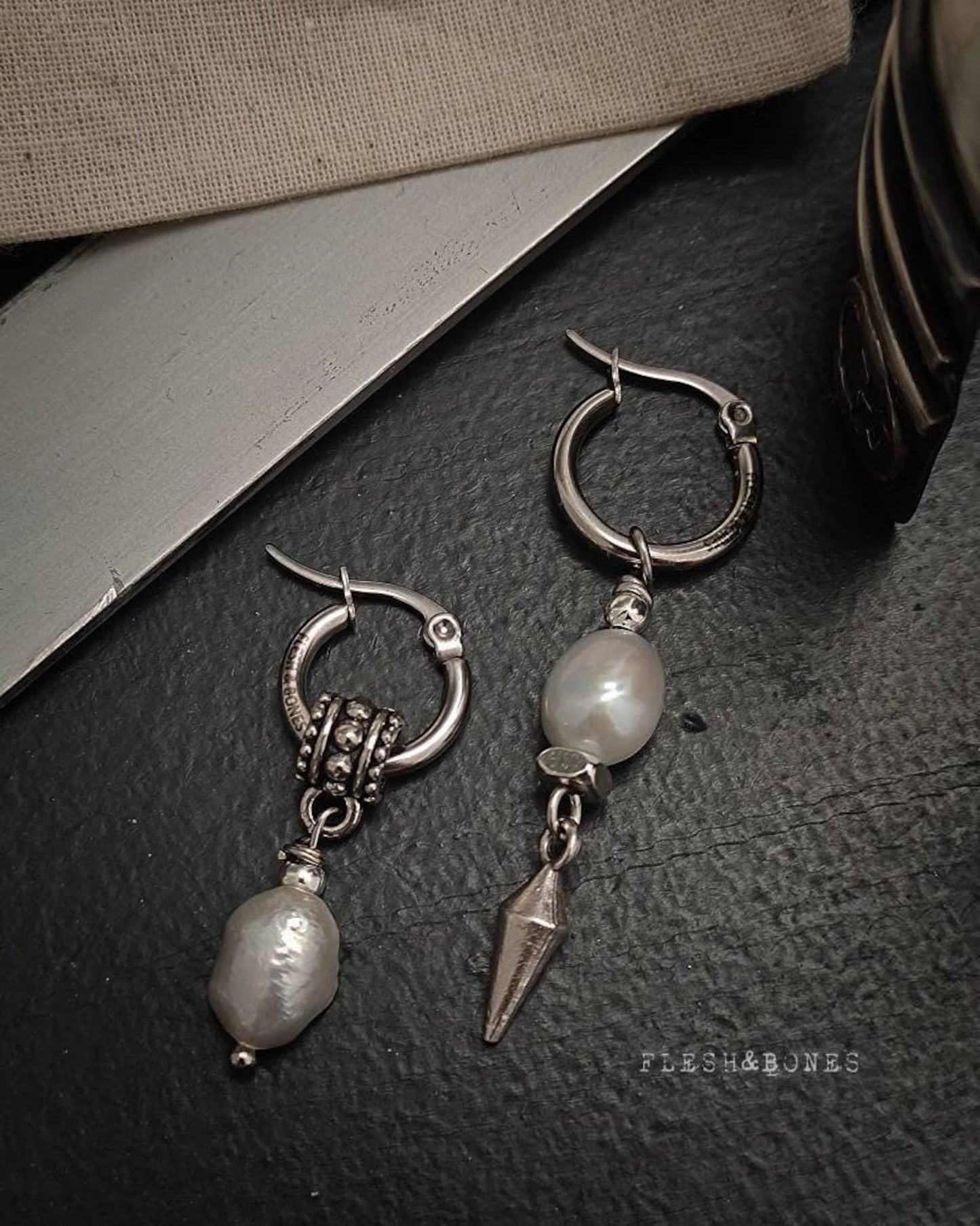 PEARLS PACK 2 mono earrings + 1 bag