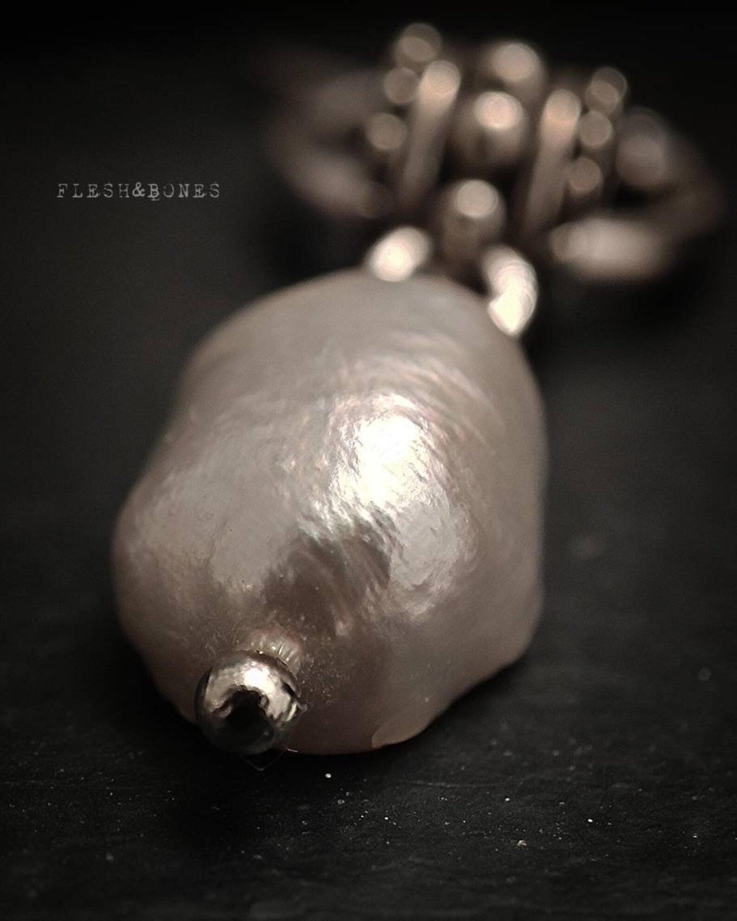 CORSAIR PEARL mono-earring
