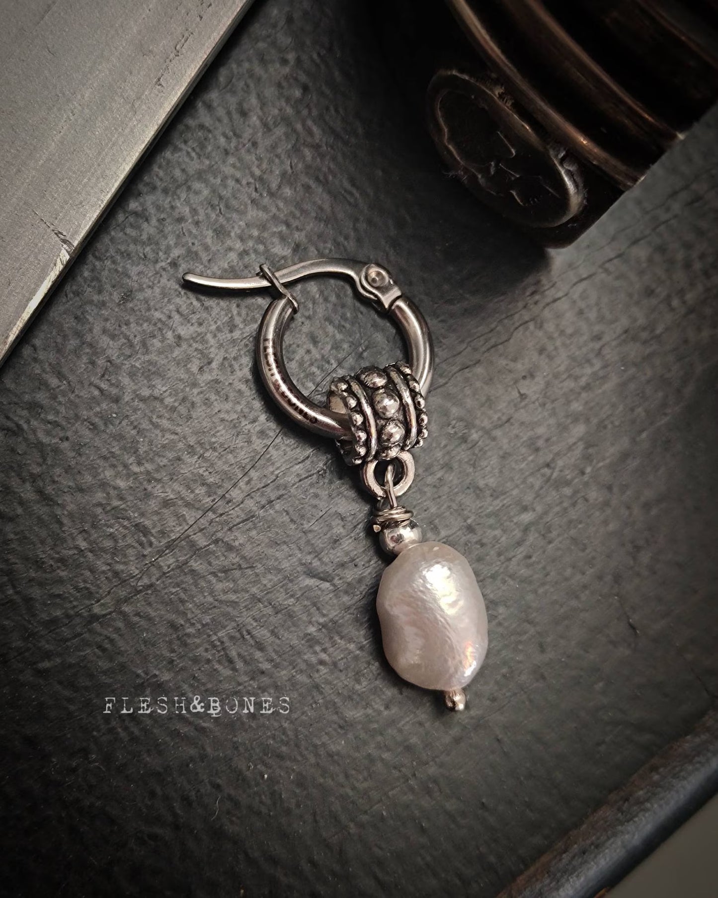 PEARLS PACK 2 mono earrings + 1 bag