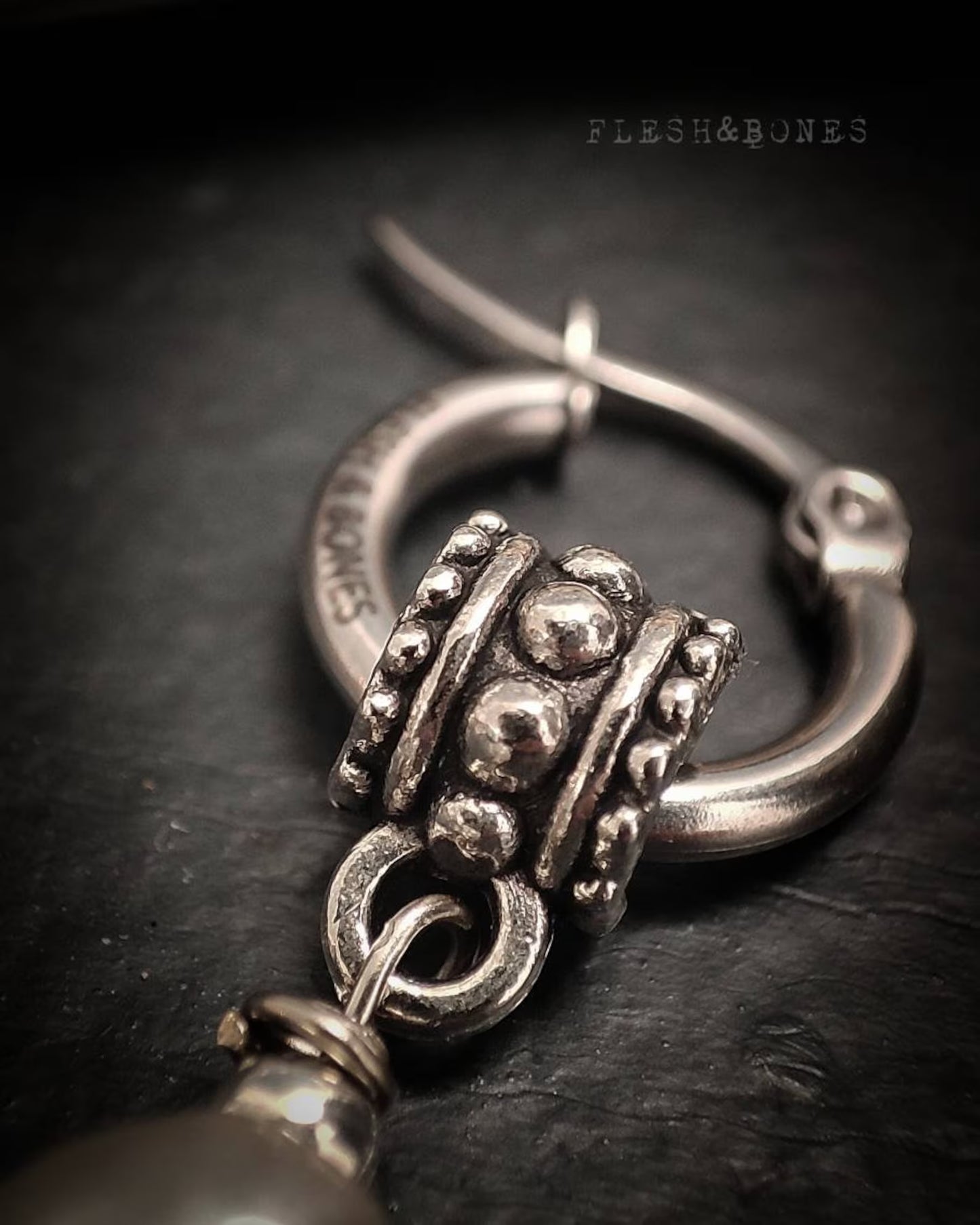 CORSAIR PEARL mono-earring