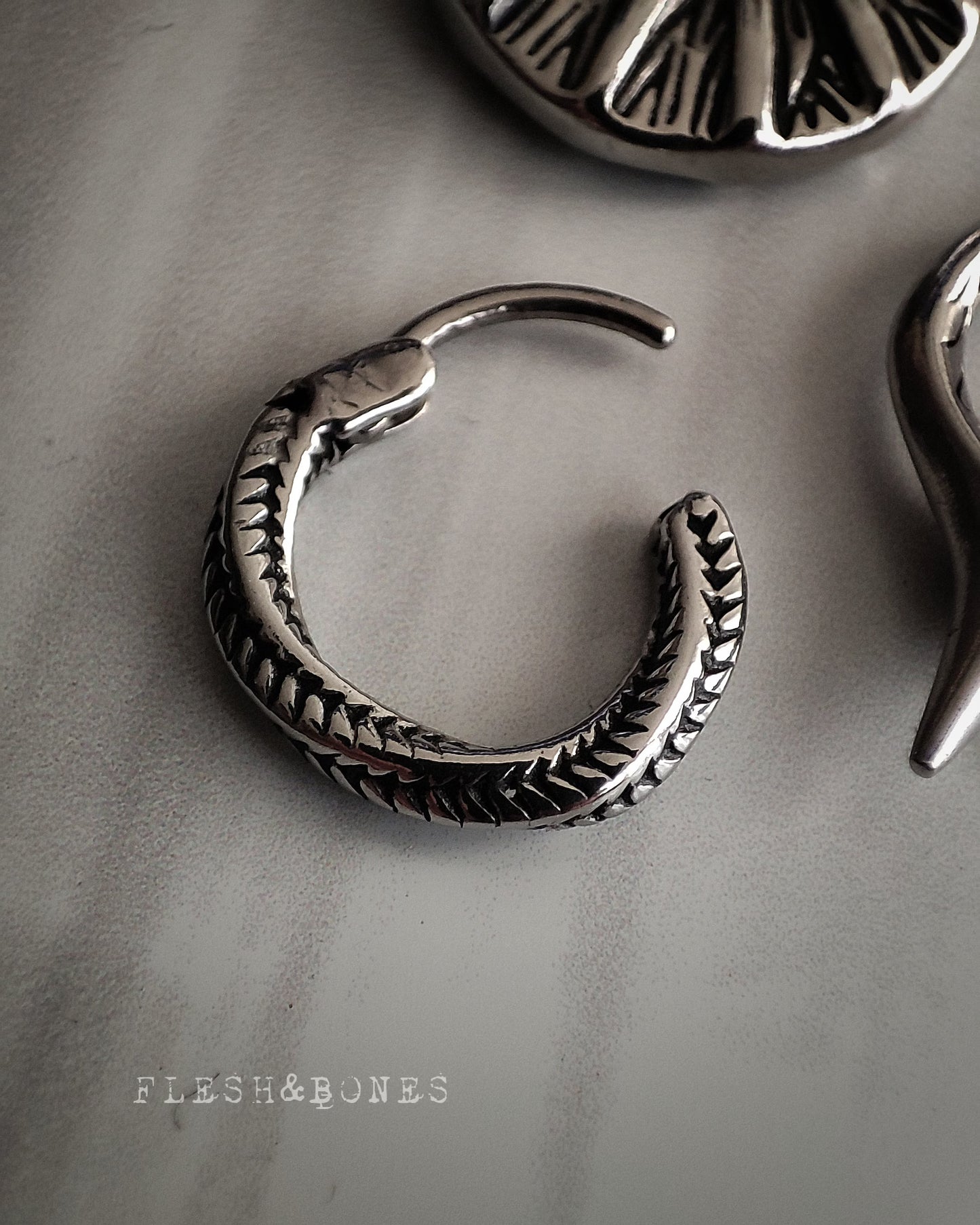 TWISTED mono-earring