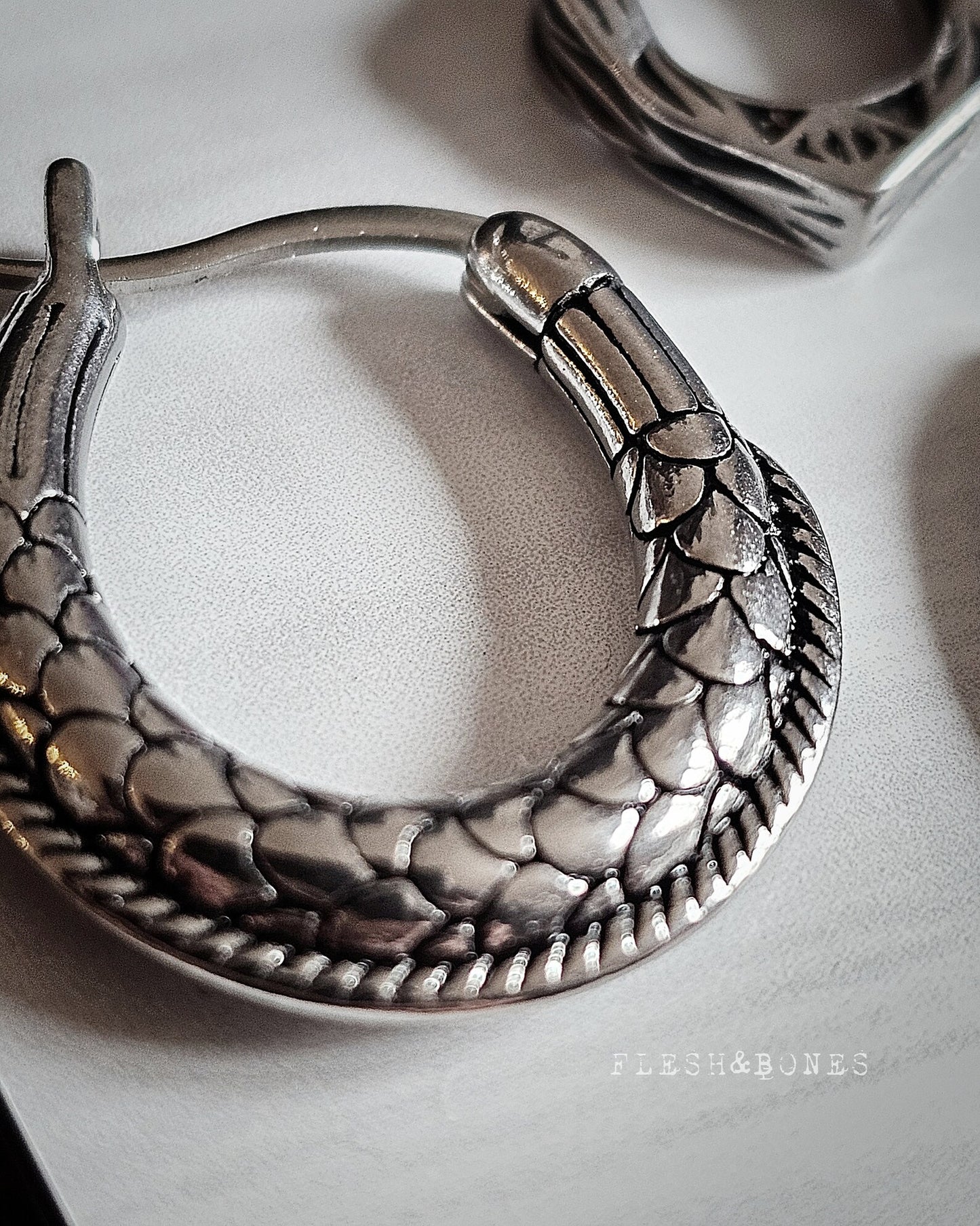 DRAGON SKIN mono-earring