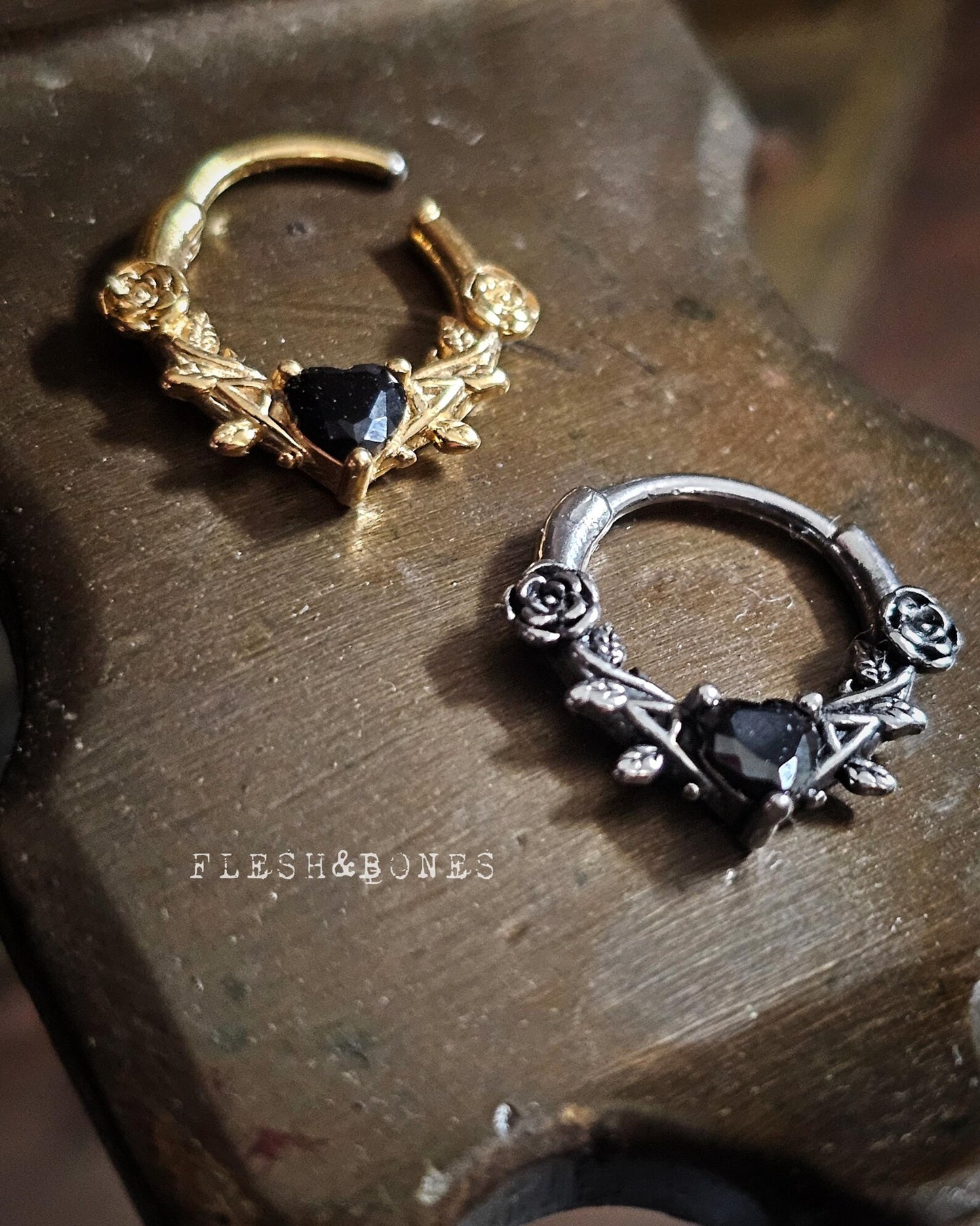 BLACK ROSE mono-earring