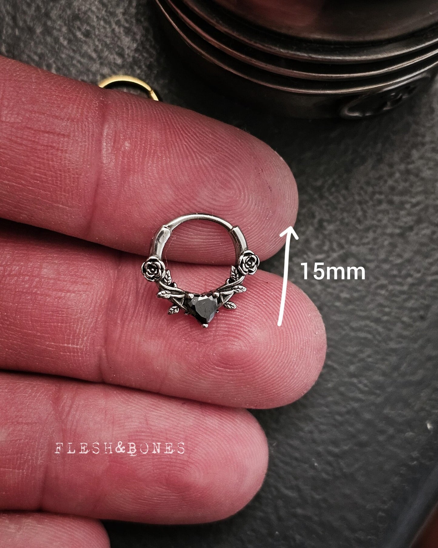 BLACK ROSE mono-earring