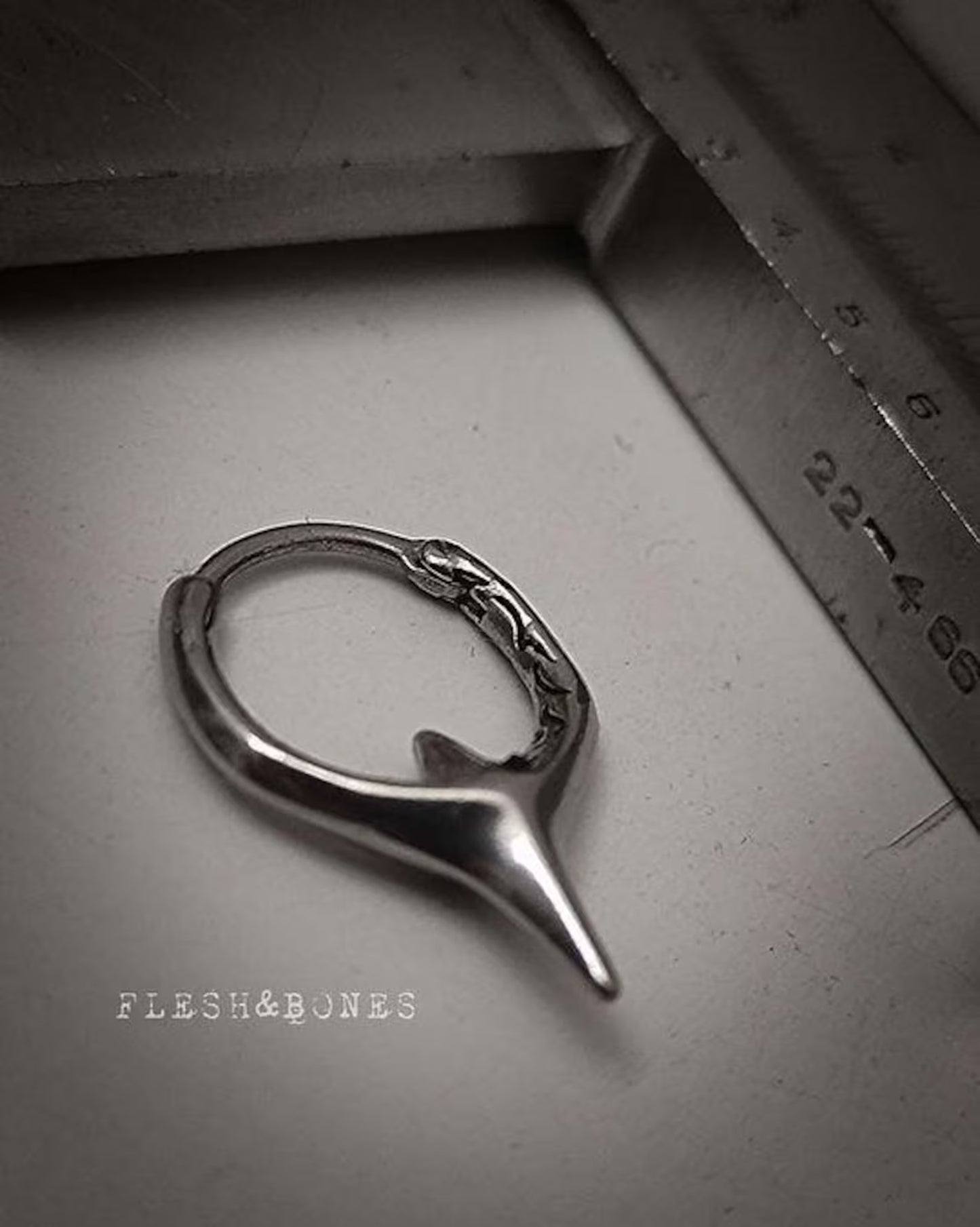 SILVER FUTUR mono-earring