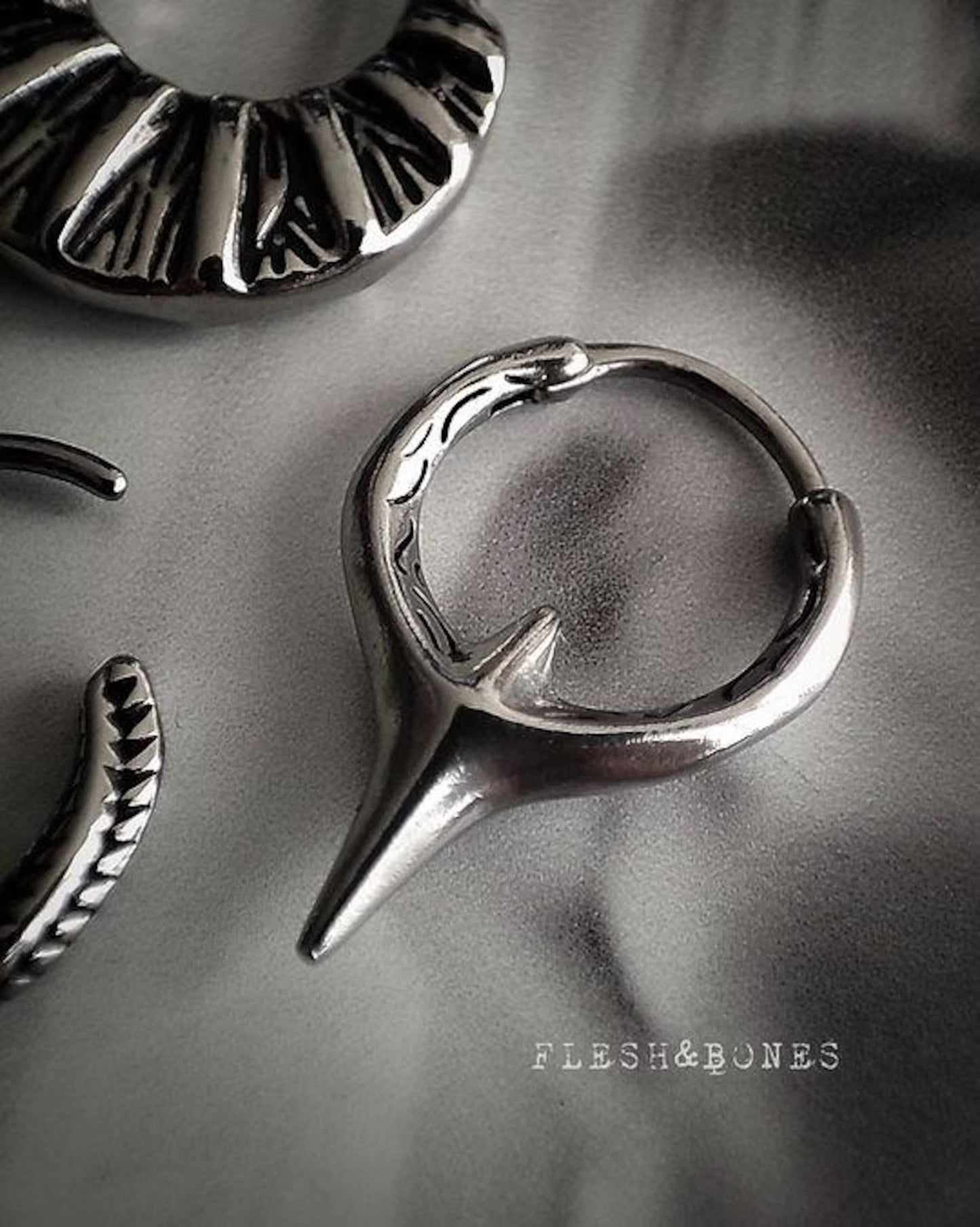 SILVER FUTUR mono-earring