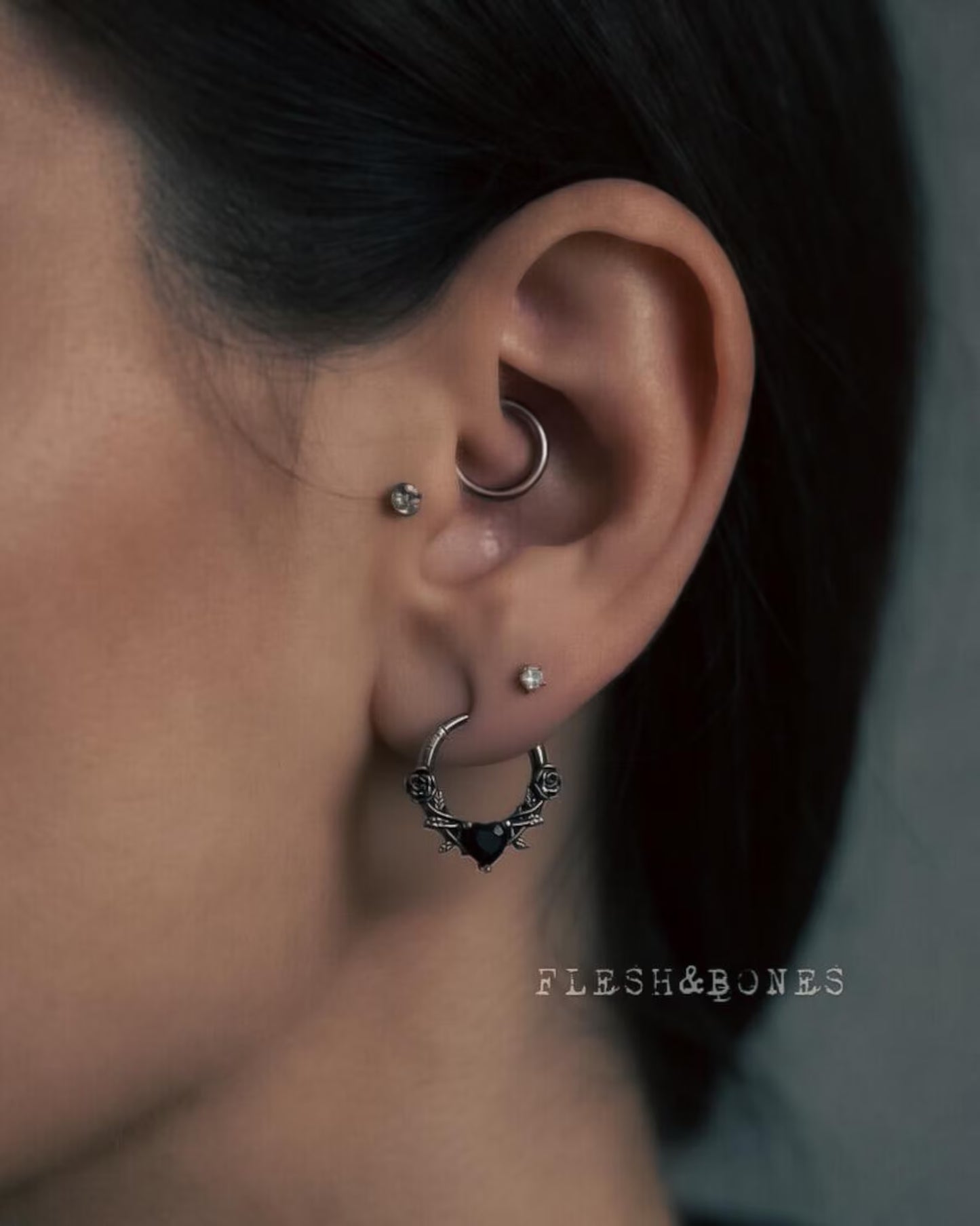 BLACK ROSE mono-earring